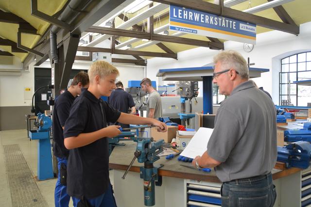 Eine "messerscharfe" Ausbildung bei Busatis: Seit mittlerweile 31 Jahren bildet Erich Wenighofer (r.) in Purgstall Lehrlinge aus.