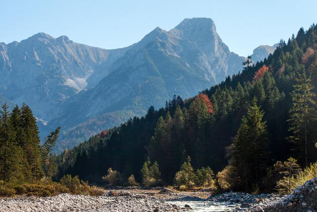 Rißbach mit der Kulisse des Karwendels.