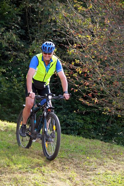 Interessierte Mountainbiker nahmen den neuen Trail gleich am Eröffnungstag unter die Lupe. | Foto: Josef Fürbass