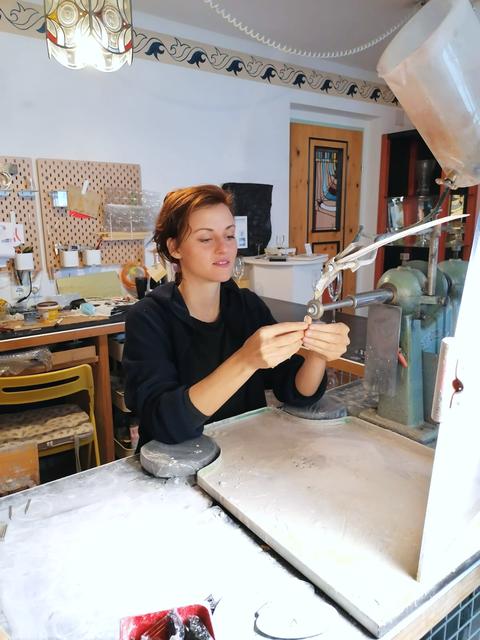Einblicke in den Alltag einer jungen Künstlerin: Marie-Elaine Malowerschnig bei der Arbeit.