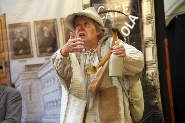 Christiane Hangel als "Der Liebe Augustin".
