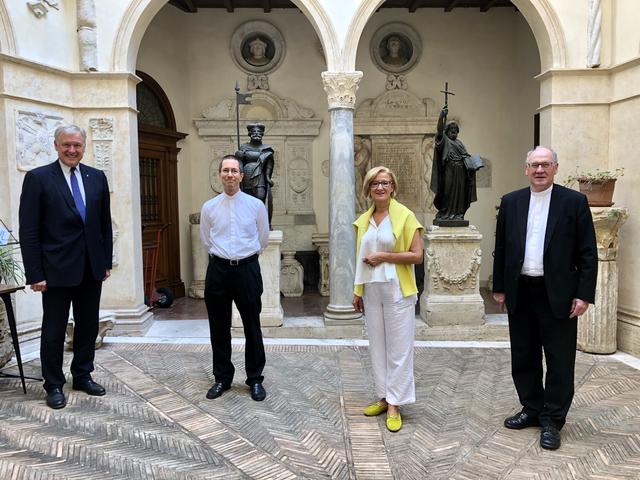 Landesrat Martin Eichtinger, Johannes Fürnkranz, Landeshauptfrau Johanna Mikl-Leitner und Bischof Alois Schwarz in der römischen Kirche Santa Maria Dell‘Anima.