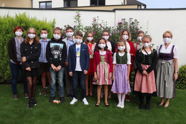 Reihe hinten: Schuhmeier Anna, Staudinger Martin, Köberl Samuel, Sonnleitner Julia, Frech Julia, Weiländer Lisa, Hillebrand Luca
Reihe vorne: Forsthofer Nina, Meikl Tobias, Hierner Sebastian, Bechtel Hannah, Speiser Sophie, Wurst Alwine, Firmhelferin Martha Groissmayer | Foto: (2) Pfarre St. Margarethen
