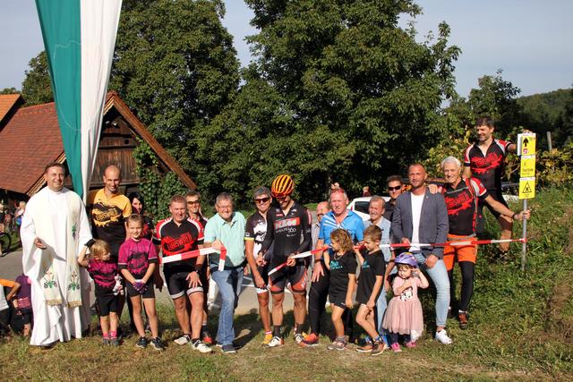 Mit dem Durchschneiden des Bandes wurde der Trail offiziell zur Benutzung frei gegeben.
 | Foto: Josef Fürbass