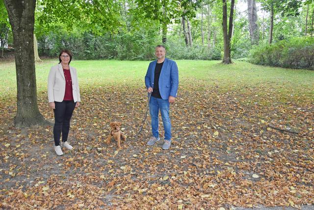 Umweltgemeinderätin Michaela Pfaffeneder und Umweltstadtrat Dominic Hörlezeder.