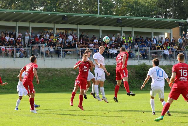 Gallneukirchens Kicker (weiß) wussten phasenweise spielerisch bei Altenberg zu überzeugen, belohnten sich aber nicht.