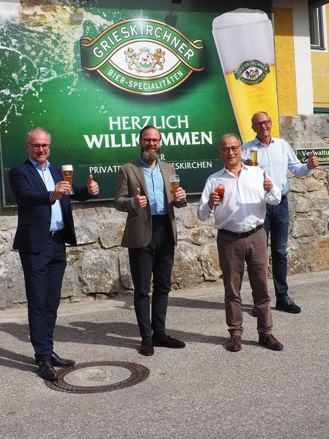 Zum Wohl: Wirtschaftsbund-Bezirksobmann Günther Baschinger, Mirco Meyer und Marcus Mautner Markhof von der Brauerei und Wirtschaftsbund-Stadtobmann Thomas Wimleitner (v. l.).