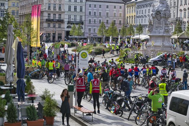 Beeindruckendes Rädermeer am Hauptplatz beim Mobilitätsfest am Samstag, 19. September. | Foto: BRS