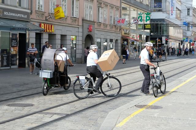 Klar im Vorteil: Das Lastenrad zieht an den E-Bikes des Ordnungsdienstes vorbei. | Foto: Radlobby OÖ