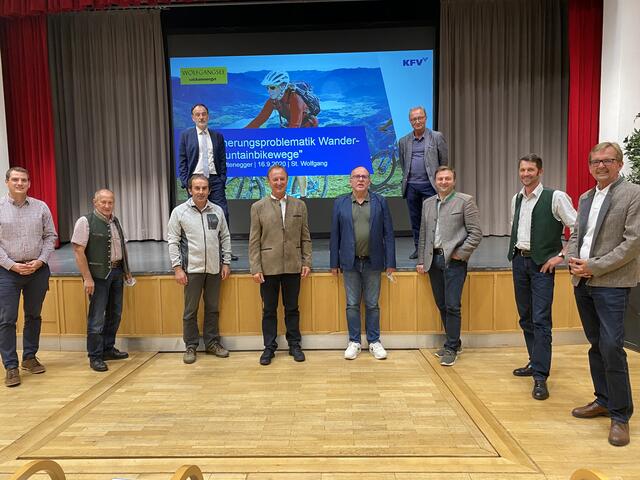 Beim Info-Veranstaltung in St. Wolfgang - hinten am Podium: Armin Kaltenegger und Ernst Kronlachner. Vorne: Patrick DeBettin, WTG, Vize-Bgm. Josef Kogler, St.Wolfgang, Vize-Bgm. Josef Eisl, St.Gilgen, WTG-Vorsitzender Ferdinand Laimer, Bgm. Otto Kloiber, Bgm. Franz Eisl, Ortsbauernobmann Sepp Eisl, St.Wolfgang, Hans Wieser, WTG
 | Foto: WTG