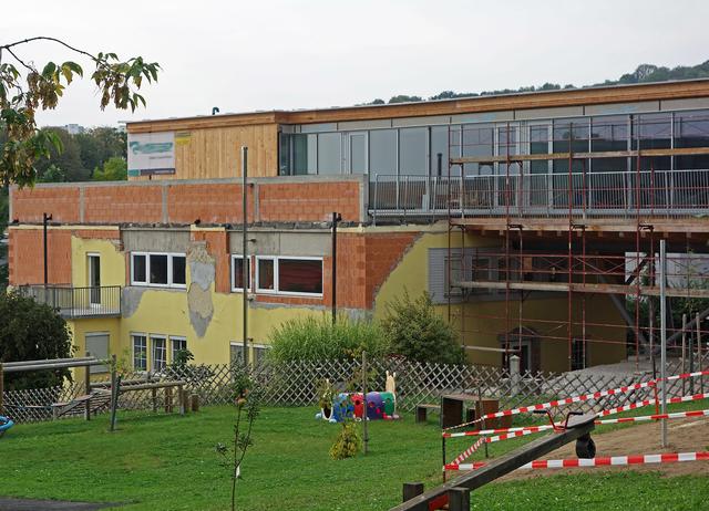 Ein neuer Gebäudetrakt wurde an den Kindergarten-Altbau angeschlossen. Die Fassadensanierung ist noch ausständig.