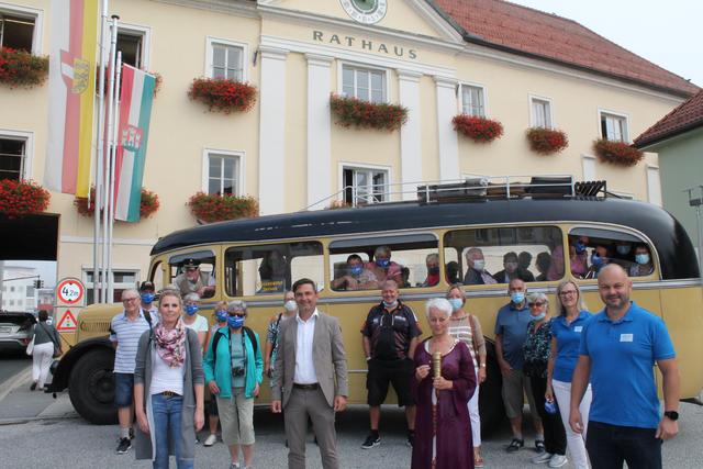 Nicole Malle, Markus Lakounigg, Heide Bolt, Bernadette Hanschur und Robert Karlhofer mit Gästen vor dem Völkermarkt-Bus