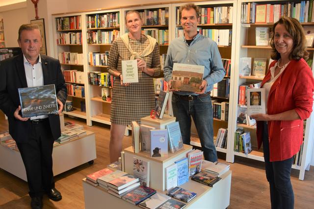 Bürgermeister Landtagsabgeordneter Franz Mold (l.) und Stadträtin Anne Blauensteiner (r.) mit Elisabeth und Gregor Grohmann in der neuen Buchhandlung.