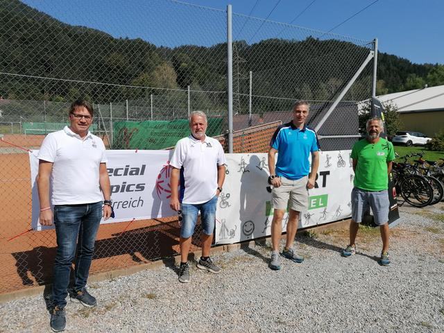 Freuten sich über ein gelungenes Turnier: Jörg Hofmann (Special Olympics Österreich), Werner Pessendorfer (TC Redfeld), Raphael Loskot (Special Olympics Österreich) und Martin Sommerauer vom Verein Sportbündel.