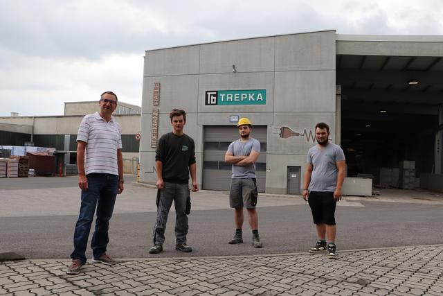 Dietmar B. (Leiter Einkauf) mit den Lehrlingen Thomas P. (Maurer), Tobias S. und Dennis B. (Betonfertigungstechnik).