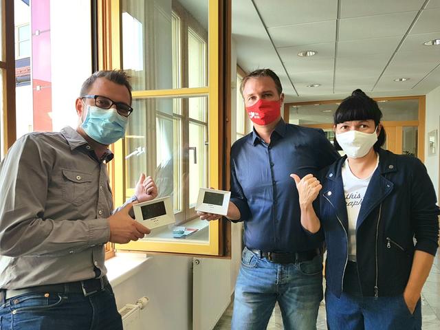 Stadtrat Clemens Zinnbauer, Bgm. Andreas Babler und GRin Karin Blum mit den neuen Lüftungswächter