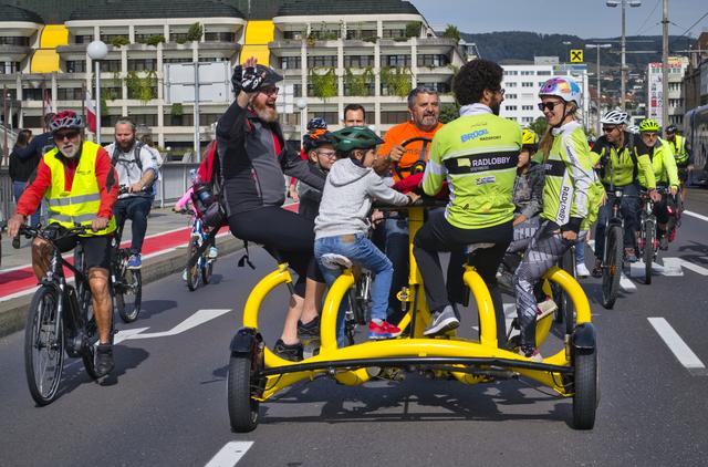 Auf Routen die sonst Autolenkern vorbehalten sind, drehten am Samstag mehr als 1.000 RadfahrerInnen bei der Radparade ihren Runden durch die Stadt. | Foto: BRS