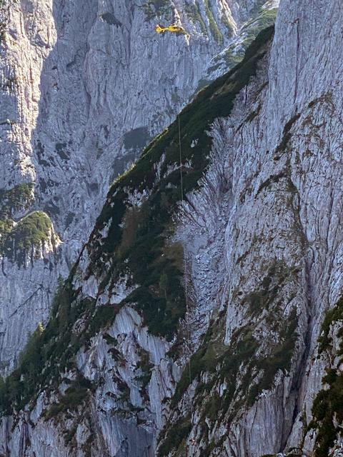 Taubergung mit Hubschrauber. | Foto: ZOOM-Tirol