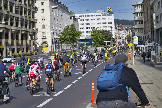 Im Anschluss ging es gemeinsam über Brücken und durch die Stadt. | Foto: BRS