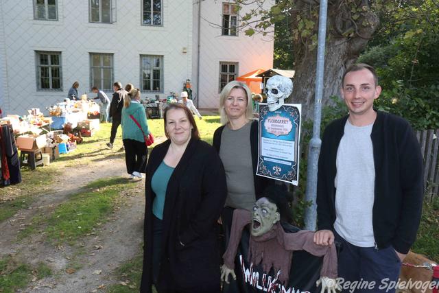 Flohmarkt am Sonntag 20. September in Rekawinkel: An diesem Tag ruhen die Geister, versprach Manuel Celeda, der Veranstalter des ersten Flohmarktes am Gelände von "Escape Your Nightmare". Hier mit Angela Maschek und Natascha Denk.
