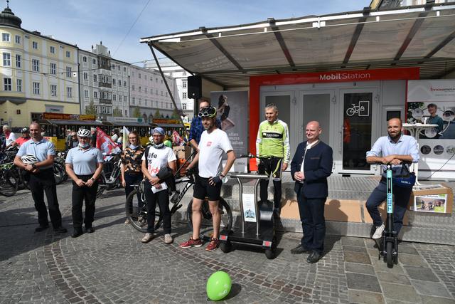 E-Bike, Fahrrad-Taxi, Mountainbike, E-Scooter: Die Teilnehmer der Vergleichsfahrt beim Mobilitätsfest am Linzer Hauptplatz kurz vor dem Start.
