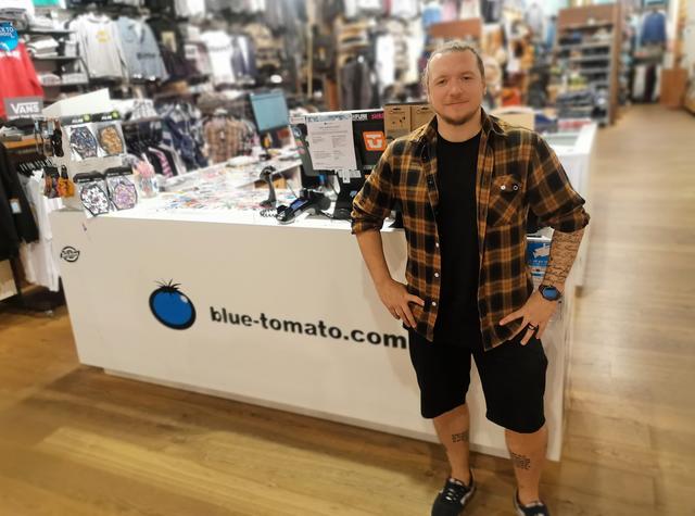 Tobias Kaser übernimmt als Shop Manager die Leitung des neuen, 260 Quadratmeter großen Geschäfts von Blue Tomato in Vöcklabruck.