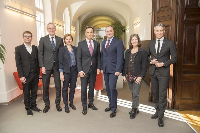 So friedlich gibt es sie nur fürs Foto: Die sieben Grazer Stadtregierer, vier in der Koalition, drei in der Opposition. | Foto: Fischer