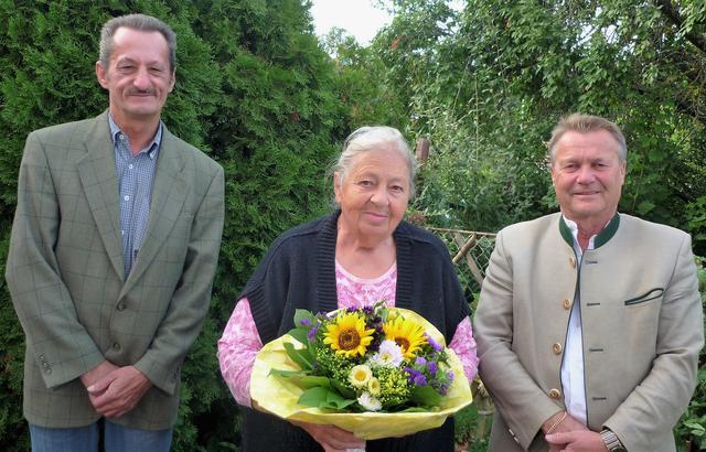 RANNERSDORF  Ursula Bursik feierte ihren 80.Geburtstag.Gemeinderat
Georg Huber und Bürgermeister Helmut Arzt gratulierten herzlichst. | Foto: Foto: Gemeinde