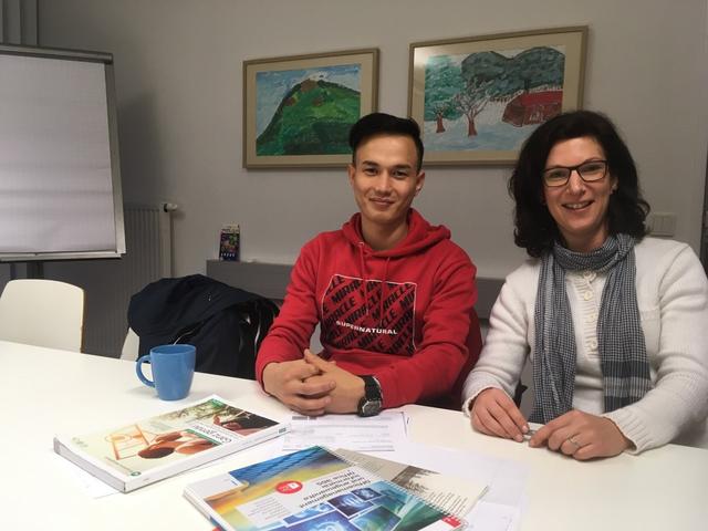 Der 19-jährige Mostafa mit Nina Domnig, die beim Lernen half.