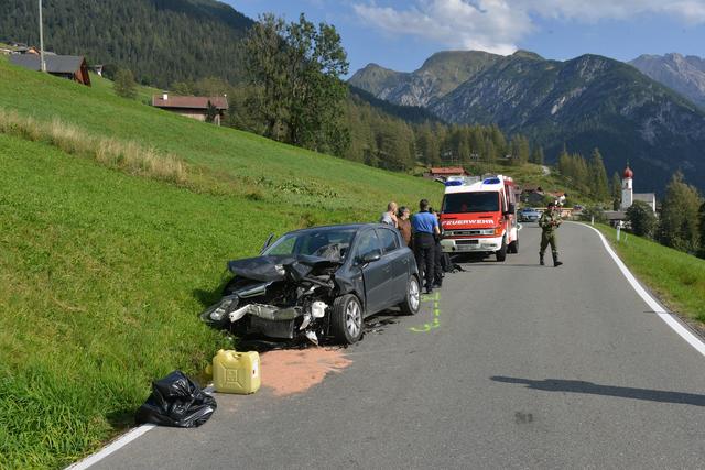Der 29-jährige Lenker des Pkw wurde bei dem Unfall nur leicht verletzt. | Foto: Zoom Tirol