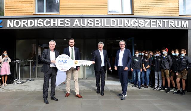 Vor dem neuen Sport-Campus in Eisenerz: LH-Stv. Anton Lang, Bgm. Thomas Rauninger, VK Werner Kogler und Sport-LR Christopher Drexler (v. l.).