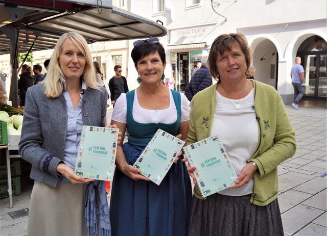 Getraud Ziller, Julinda Posch und Monika Schwaighofer am Halleiner Grünmarkt.