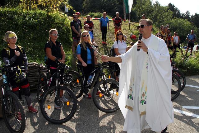 Auch der Segen Gottes ist vielen Radfahrerinnen und Radfahrern wichtig. | Foto: Josef Fürbass