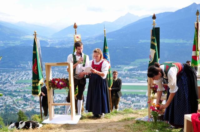 Die Namen der verstorbenen Mitglieder wurden verlesen und jeweils eine Blume in eine Vase gegeben.