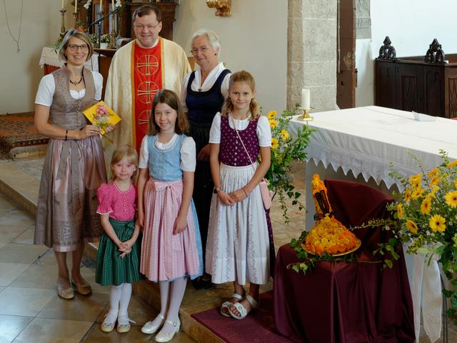 Karolina, Luise und Johanna übergaben die Zusage an Susanne Gamisch, Obfrau des Pfarrgemeinderates. | Foto: Goldhauben Obernberg