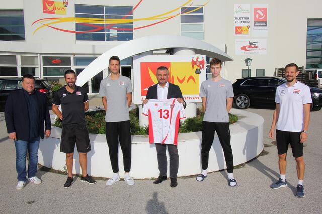 Landessportzentrum VIVA-Geschäftsführer Bernd Dallos, Trainer Markus Hirczy, Michael Czerwinski von den hotVolleys Wien, Sportlandesrat Heinrich Dorner, Richard Hensel von den hotVolleys Wien und Sportdirektor Gottfried Rath
