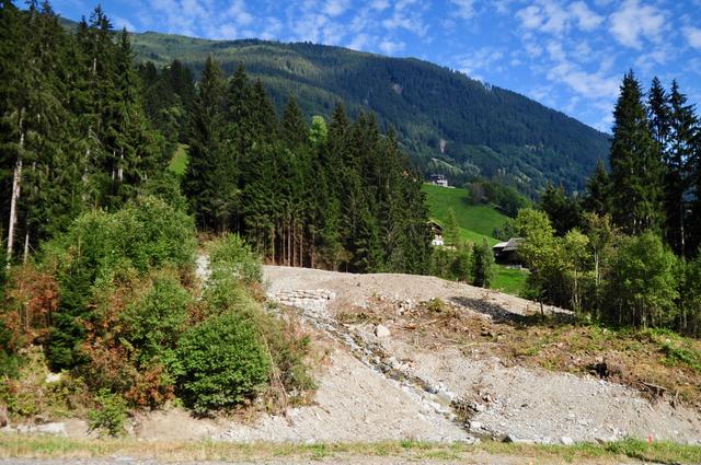 Nach einem Murenabgang des Zubringerbaches der Melach gab es beträchtlichen Schaden.