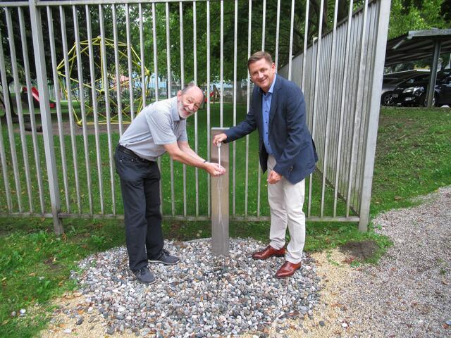 Alois Kieninger, Leiter des Referats Grünflächen und Friedhöfe und Bürgermeister Kurt Wallner testeten den neuen Trinkbrunnen in Leoben-Judendorf. | Foto: leopress