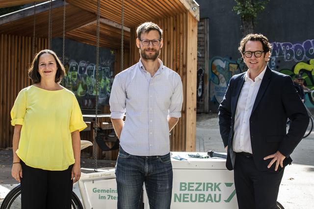 Bei der offiziellen Präsentation im Josef-Strauss-Park: Bezirksvorsteher Markus Reiter und Stellvertreterin Isabelle Uhl (beide Grüne) mit Neuzugang Stefan Magometschnigg.
