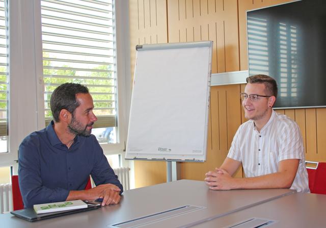 Intersport Austria-Personalchef Günther Junkowitsch (li.) im Gespräch LehrlingsRedakteur und Medienfachmann-Lehrling mit Michael Lackner.