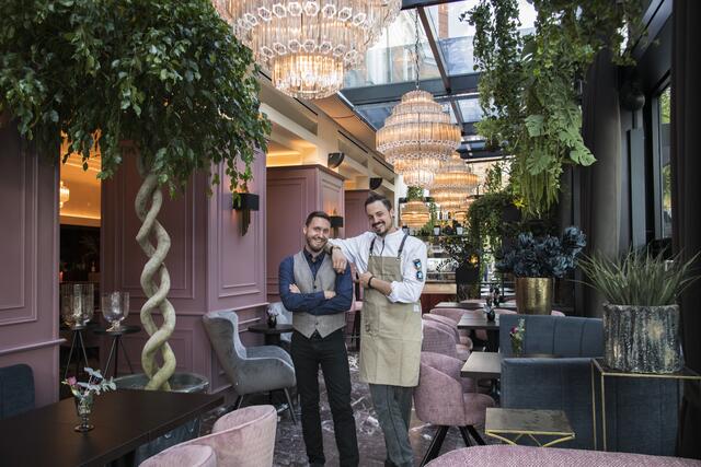 Operncafé neu: Gernot Büttner-Vorraber (l.) und Alexander Robin sind Chefs von 30 Mitarbeitern und bilden einen Lehrling aus. | Foto: Katharina Jauk