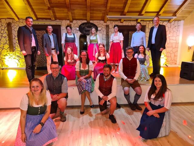 Vorne kniend v.l.n.r.: Christina Winkler (bisherige Bildungsreferentin und Schriftführerin), Agrarreferent Johannes Bliem (St. Michael), Bezirksobmann-Stv. Matthias Zehner (Unternberg), ehem. Bezirksleitern-Stv. Theresa Rottensteiner (Göriach).
sitzend v.l.n.r: Kassierin und Bildungsreferentin Jasmin Hinterberger (Unternberg), Bezirksobmann Maximilian Aigner (Unternberg).
hinten kniend v.l.n.r.: Bezirksleiterin-Stv. Sonja Gell (Mauterndorf-Tweng), Bezirksleiterin Magdalena Ferner (Tamsweg), Schriftführerin Laura Gruber (St. Michael).
stehend hinten v.l.n.r: Biosphärenparkmanager Markus Schaflechner, BBK-Obmann Lungau Johann Schitter, Landesleiterin der Landjugend Salzburg Johanna Schafflinger, Obfrau-Stv. Lungauer Volkskultur Christine Pfeifenberger, Jagglerwirt und Vizebürgermeister Ramingstein Leonhard Kocher, Landtagsabgeordneter und Bürgermeister St. Michael Manfred Sampl.