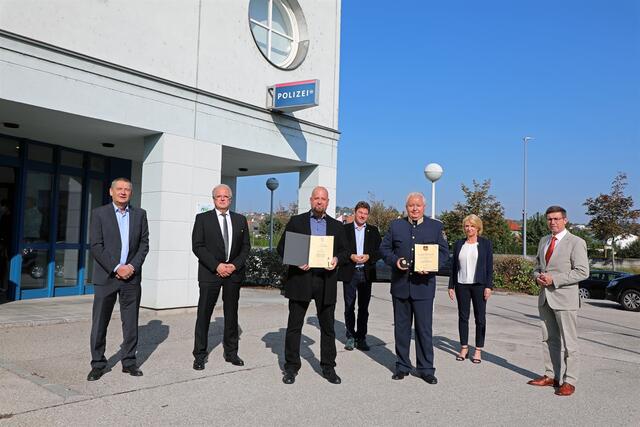 Doppelte Ehrung: Chefinspektor Leopold Steiner, Bürgermeister Dr. Reinhard Resch, Revierinspektor Norbert König, Magistratsdirektor Mag. Karl Hallbauer, Chefinspektor Herbert Prandtner und die VizebürgermeisterInnen Eva Hollerer und Erwin Krammer.