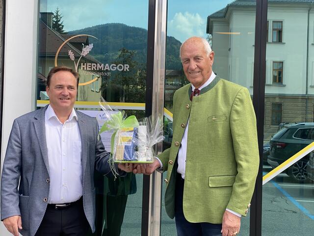 Jubilar Max Rauscher (rechts) und Bürgermeister Siegfried Ronacher