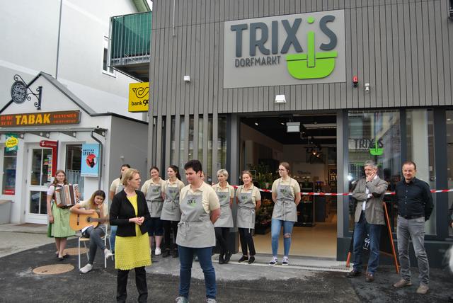 Innovationsmanagerin Heidrun Girz im Gespräch mit Trixi Brandner bei der Eröffnung von Trixis Dorfmarkt in Stanz.
