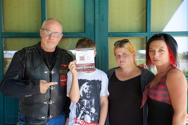 Heinrich Wicke, Leon, seine Mama Raffaela und Freundin Martina wollen gegen das Mobbing in der Mittelschule vorgehen.
