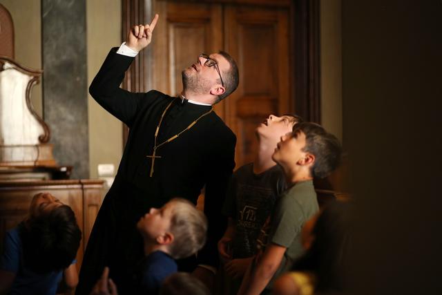 Propst Petrus Stockinger mit Kindern im Stift Herzogenburg.
