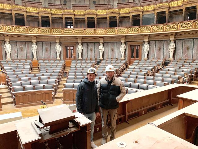 128 Bänke zum Restaurieren: Thomas und Sebastian Fankl im Sitzungssaal des Bundesrates im Parlament in Wien.