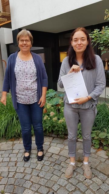 Diplomierte Pflegerin ElfriedeWagner und Schülerin Melina Valasek
