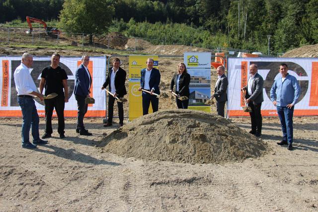 Beim Spatenstich waren dabei: Altbürgermeister Ernst Hochgerner, Gemeinderat Stefan Buger, Arch. DI Alexander Simon , Günther Pinz – Fa. Fessl, Landtagsabg. Dr. Martin Michalitsch, Bürgermeisterin Irmgard Schibich, Dir. Mag. Raimund Haidl – Schönere Zukunft, Vzbgm. Johann Leitner, Gemeinderat Kevin Winkler | Foto: SZ